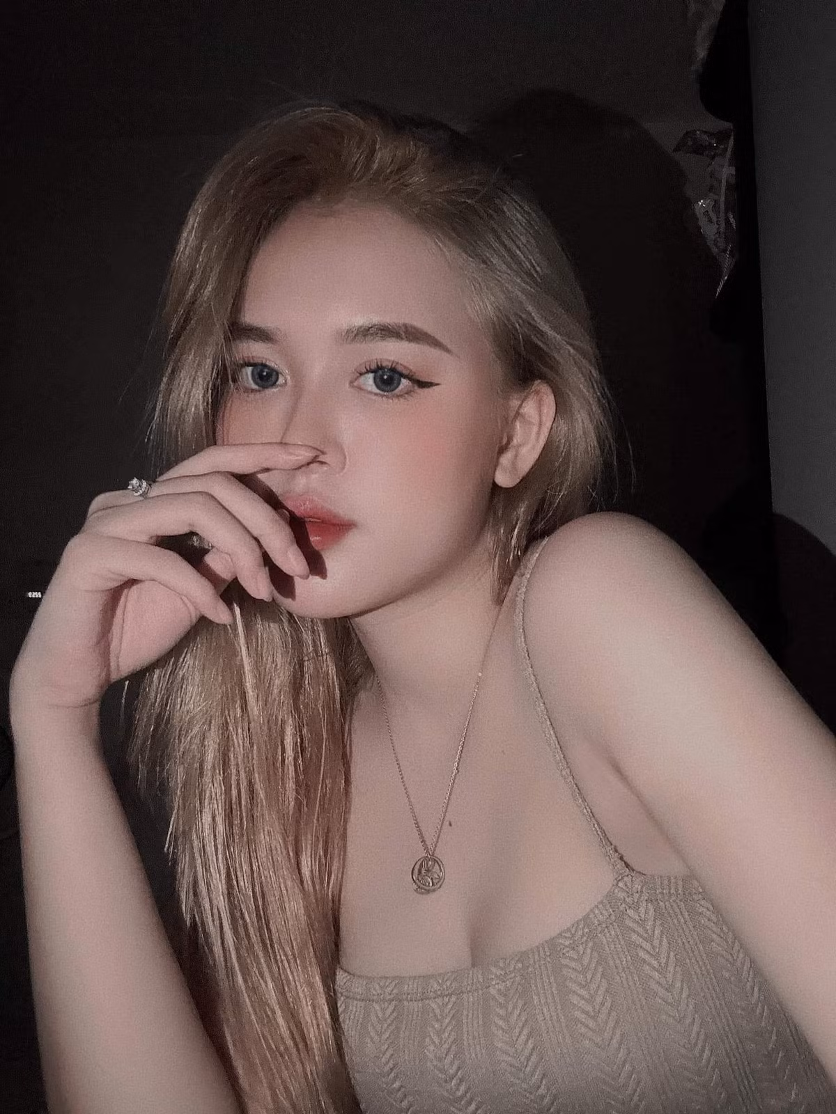 Bên cạnh đó, Diễm Quỳnh cũng gây chú ý với những dòng “caption” thả thính đã làm nên thương hiệu: “Anh đừng tỏ ra tinh khiết làm gì. Trần đời chưa có ai say nước lọc bao giờ đâu”.