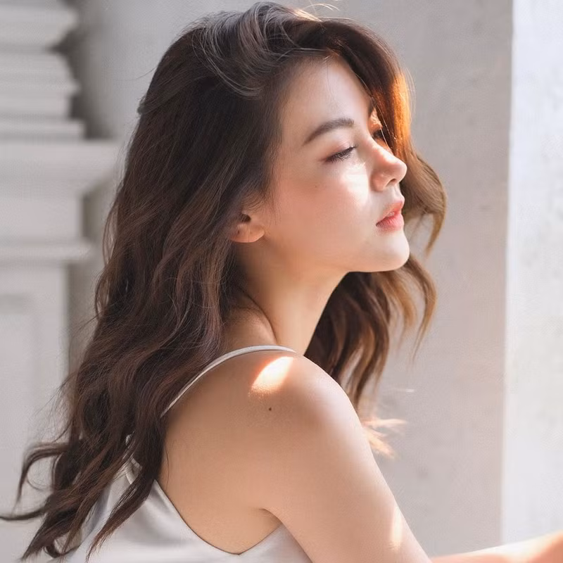 Baifern và Nine được nhận xét có sự tương xứng về ngoại hình và có nhiều sở thích chung. Trên trang cá nhân, hot girl Thái Lan thường xuyên đăng tải hình ảnh đi du lịch, tập gym cùng bạn trai.