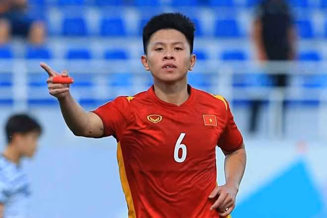 Sau màn trình diễn xuất sắc, Tiến Long có thêm biệt danh “thổ địa” hay “người biết thuật độn thổ” do fan dành tặng. Anh cũng là cầu thủ hiếm hoi của U23 Việt Nam đã kết hôn và có con gái đầu lòng.