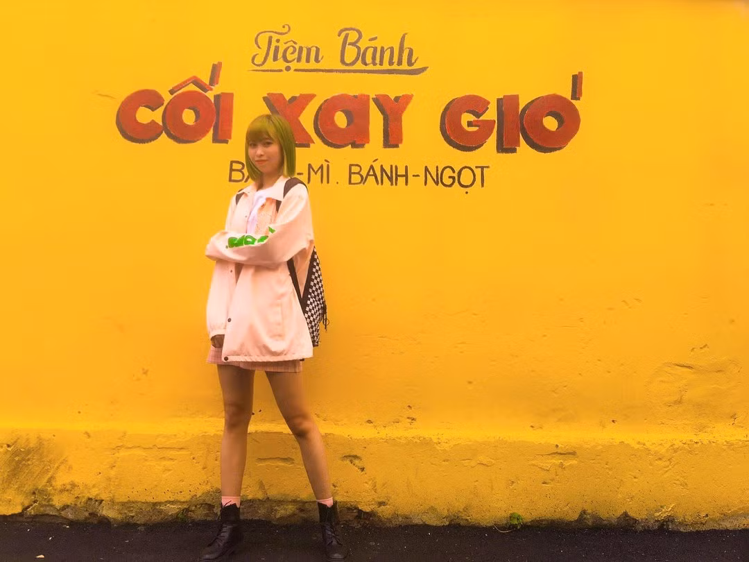 Theo tìm hiểu, phiên bản "remake" (tái hiện) bức tường tiệm bánh Cối Xây Gió tọa lạc ngay đầu con hẻm 266 Tô Hiến Thành, Quận 10, TP HCM.