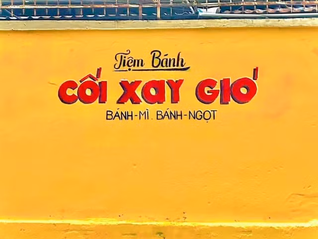 Những tưởng hình ảnh về bức tường vàng ở Đà Lạt chỉ còn trong quá khứ thì bất ngờ nó lại xuất hiện ở TP HCM và thu hút được nhiều bạn trẻ tới chụp ảnh check-in.