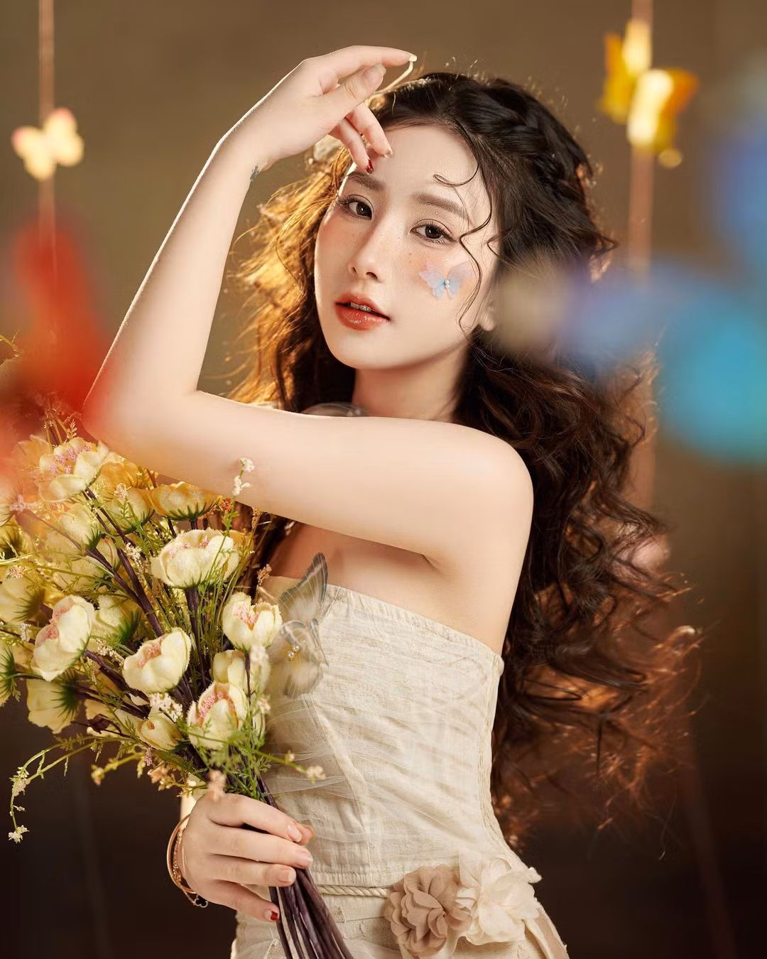 Cụ thể, Tiểu Hý cho biết về chuyện phẫu thuật thẩm mỹ: "Tôi không hề "đụng chạm dao kéo". Thời gian qua tôi có giảm cân nên gầy hơn, gương mặt cũng thon gọn, không bầu bĩnh như ngày trước. Có thời điểm tôi suy nghĩ rất nhiều, suy sụp, giảm 6kg vì những thông tin bịa đặt lan truyền tràn lan trên mạng xã hội".