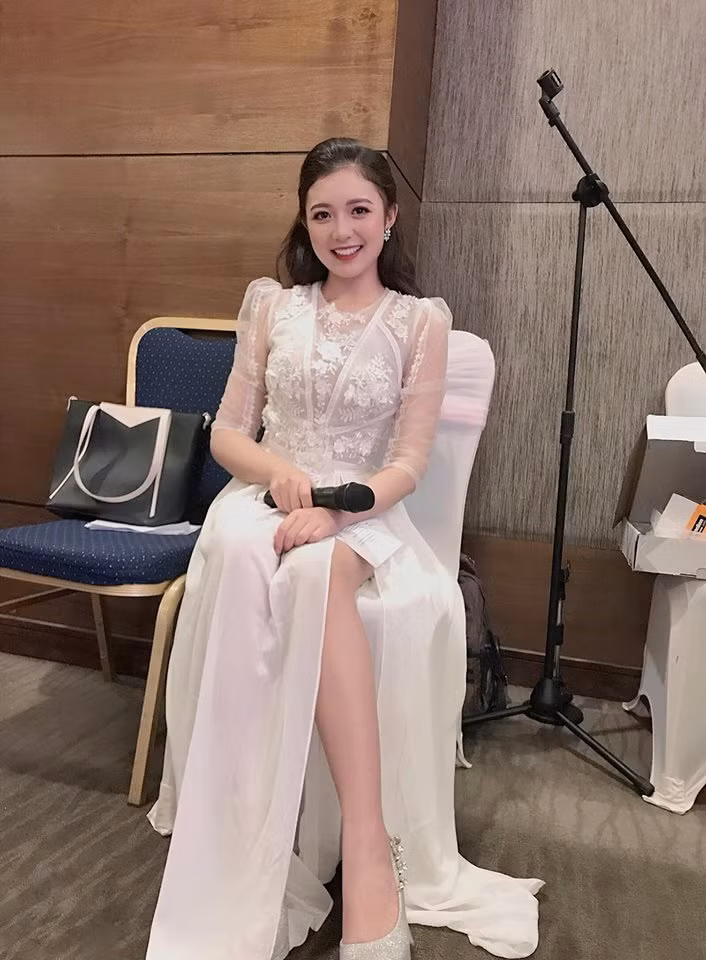 Cụ thể, nữ MC xinh đẹp chia sẻ: "Các bạn sao đấy, chị em tôi chụp cho nhau thôi mà…"