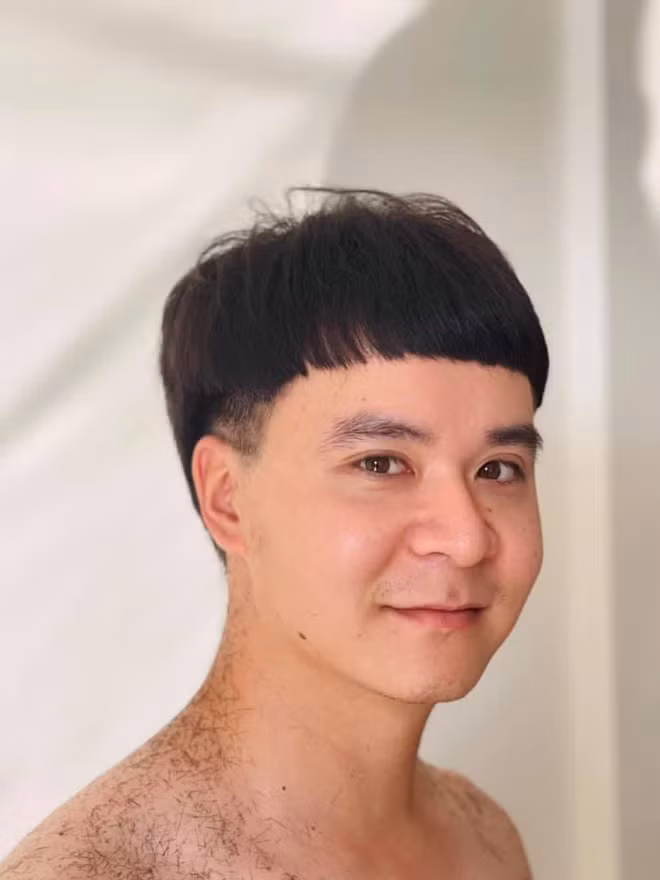 Anh Sỹ chia sẻ, hai vợ chồng đã phải lấy lại bình tĩnh, cố gắng nhịn cười để sửa lại kiểu tóc "bát úp" cho đỡ ngố. Cụ thể, ông chồng trẻ chia sẻ: "Đây là lần đầu tiên mình để cho vợ cắt tóc giúp. Thời gian này dịch bệnh kéo dài vợ chồng mình cắt tóc cho vui thôi chứ sau này đi làm rồi chắc... sẽ không có lần thứ hai mình nhờ vợ cắt hộ nữa đâu. Điều quan trọng nhất không phải là kiểu tóc xấu hay đẹp mà chúng mình đã có kỷ niệm vui, đáng nhớ trong thời điểm dịch bệnh thế này".
