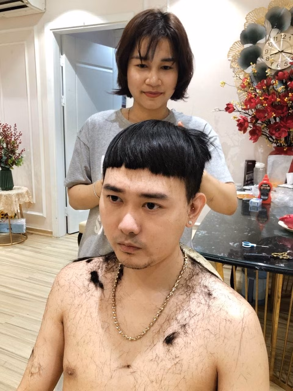 Cách đây chưa lâu, một ông chồng cũng chia sẻ những hình ảnh nhờ vợ cắt tóc tại nhà khi giãn cách xã hội và nhận về vô vàn sự thích thú của netizen.