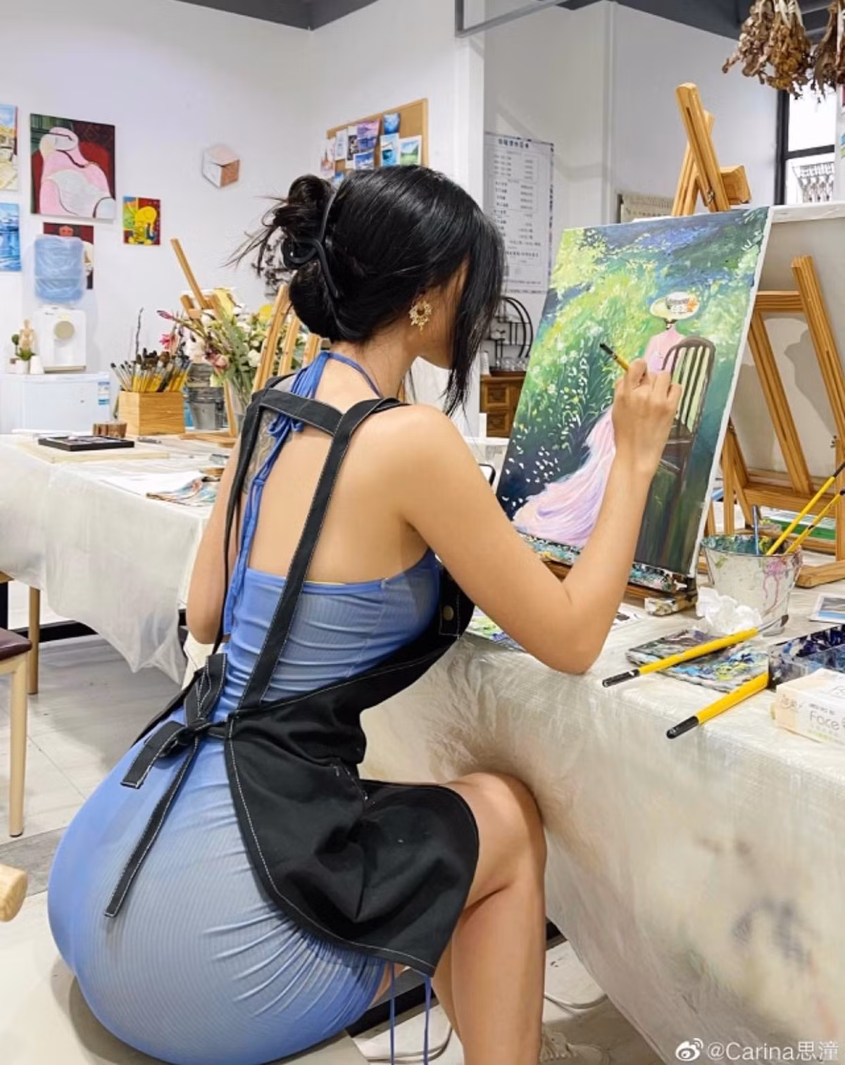 Trên nền tảng Weibo, người dùng mạng xã hội không ngớt lời khen ngợi dành cho vóc dáng "cực phẩm" của cô nàng.