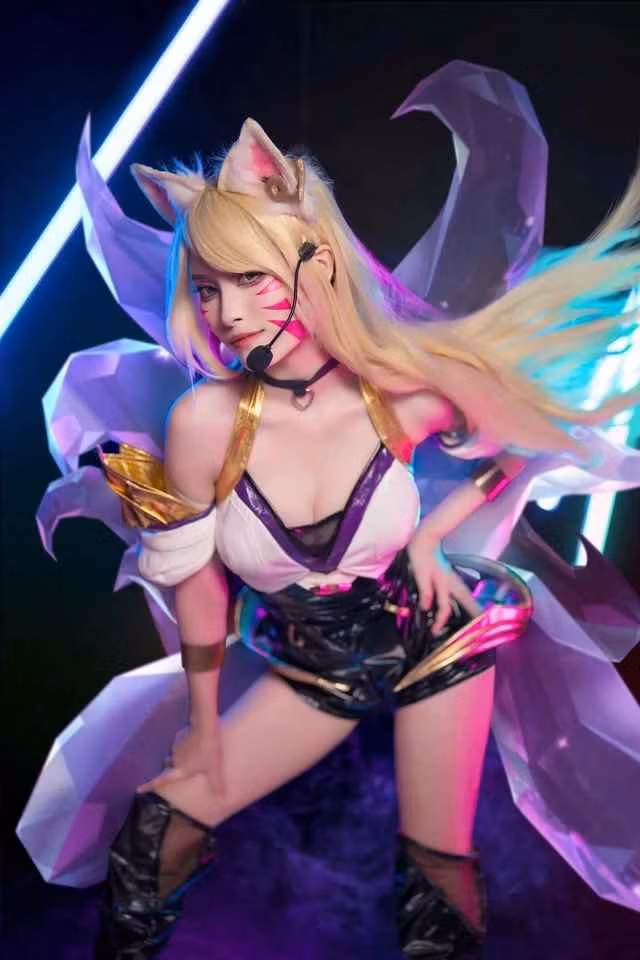 Theo nhiều người, Tạ Vy sẽ đem đến bất ngờ cho khán giả bằng cách cosplay thành một vị tướng nào đó trên sóng VCS trong thời gian sắp tới.