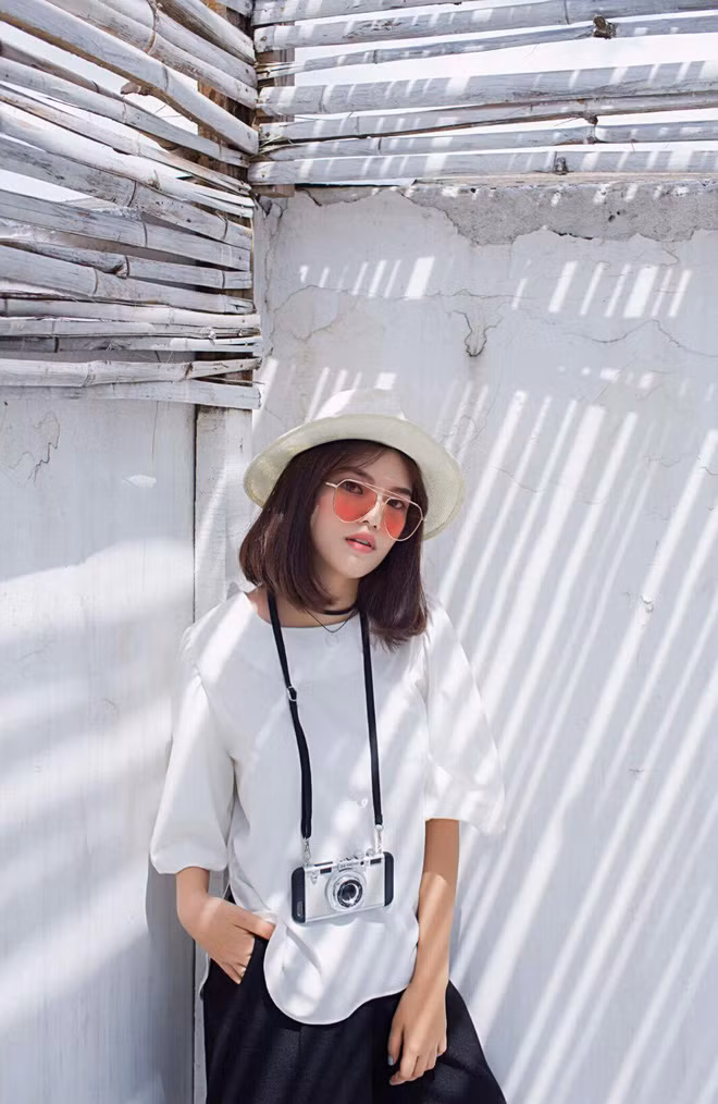 Với gương mặt xinh xắn, kỹ năng diễn xuất dạn dĩ trước ống kính, Bích Trâm sớm trở thành model ảnh cho báo Hoa học trò, tham gia chụp lookbook cho rất nhiều thương hiệu thời trang ở TP HCM.