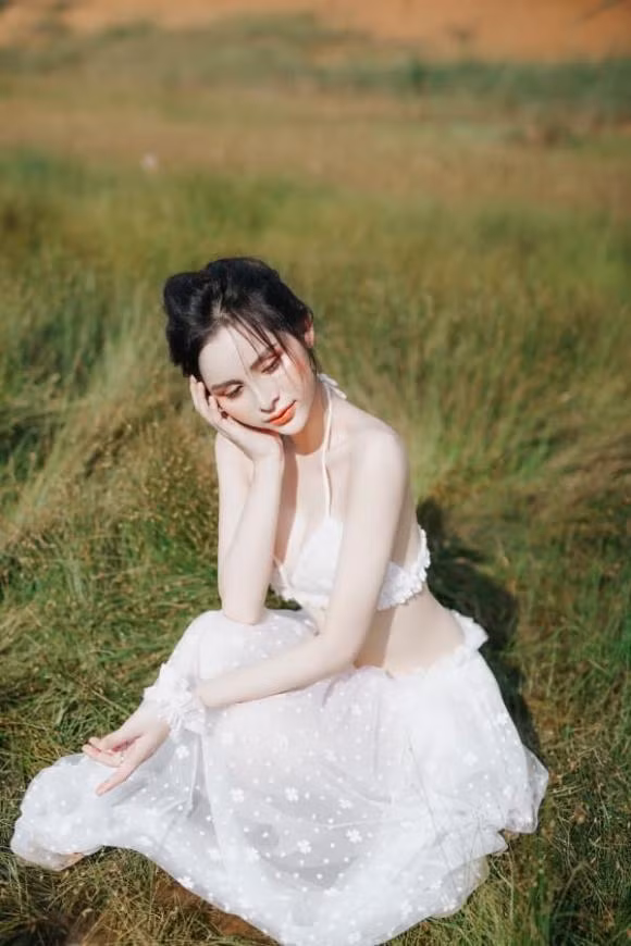 Bộ ảnh cũng nhanh chóng nhận được cơn mưa lời khen từ khán giả, và cho rằng Tường Vi có vẻ đẹp tựa thiên thần.
