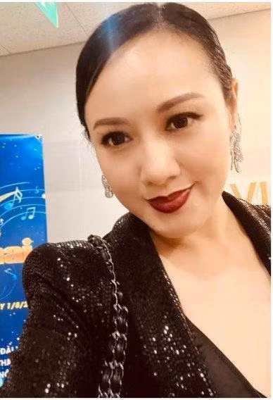 Bên cạnh việc chọn kiểu làm tóc bới sát đầu để lộ gương mặt có phần mũm mĩm, MC 8X còn gây ấn tượng mạnh với lối trang điểm mắt kẻ eyeliner sắc sảo, my được chuốt cong dày, đeo kính áp tròng.
