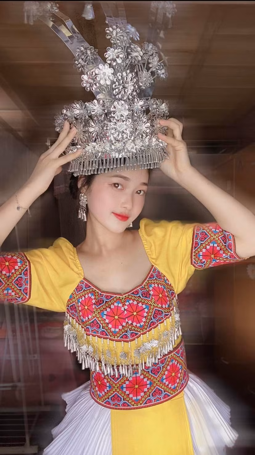 Gương mặt với nét đẹp tự nhiên, trong veo, dịu dàng của thiếu nữ dân tộc cước đã làm biết bao con tim "see tình", ráo riết truy tìm danh tính.