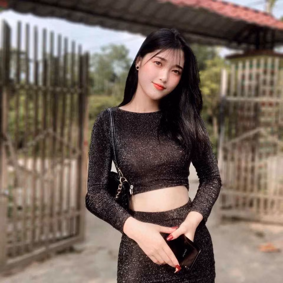 Kể từ khi được nhiều người biết đến hơn, Giàng Thị Váng nhận được vô số lời mời chụp hình cho các thương hiệu. Tuy nhiên, cô vẫn dành chủ yếu thời gian cho việc học tập và phụ giúp bố mẹ công việc nhà lúc rảnh.