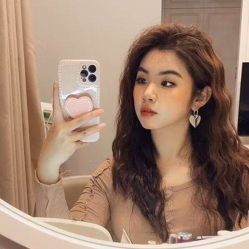 Không chỉ thành công trong con đường kinh doanh, mới đây mạng xã hội cũng rầm rộ thông tin PewPew "chuẩn bị lên xe hoa" làm chồng người ta.