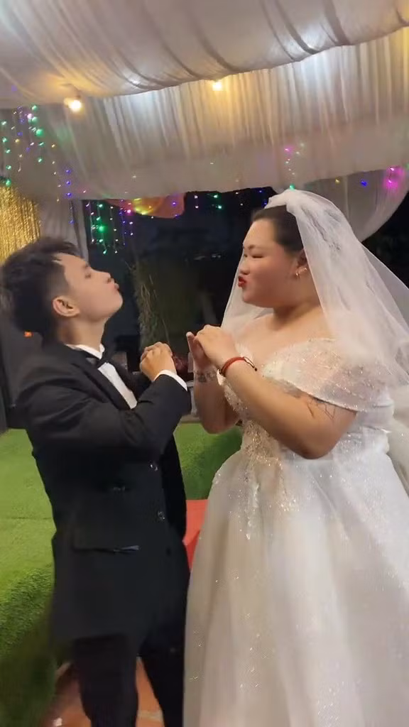 Dù sở hữu khối gia sản khủng nhưng có thể thấy cô nàng lựa chọn váy cưới rất đơn giản, không cầu kỳ cũng chẳng thay nhiều bộ.
