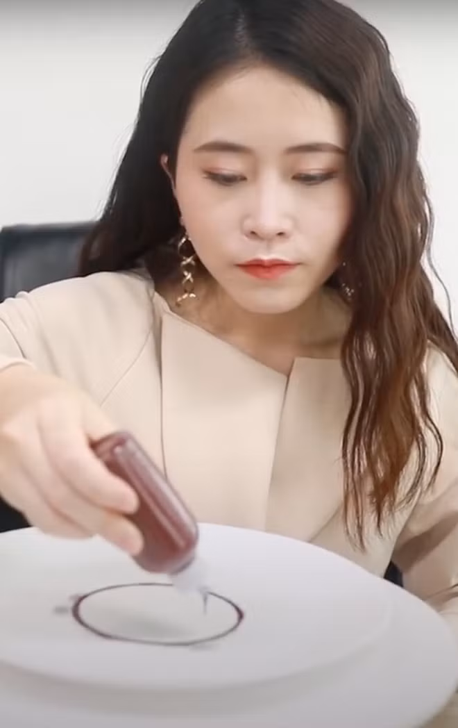 Kể từ đây, “thánh ăn văn phòng” tạm ngừng việc đăng video mới, dừng hợp tác với một loạt nhà tài trợ và nhãn hàng. Cuộc sống của cô dần trở nên kín tiếng hơn.