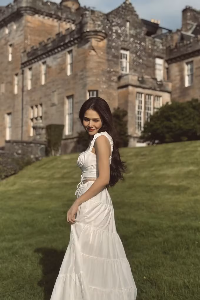 Trong bộ ảnh ngẫu hứng chụp tại một lâu đài nằm xa thủ đô Edinburgh, Phanh Lee diện áo crop-top kết hợp chân váy trắng cảm hứng cổ điển, hòa vào khung cảnh xanh mướt của cây cỏ.