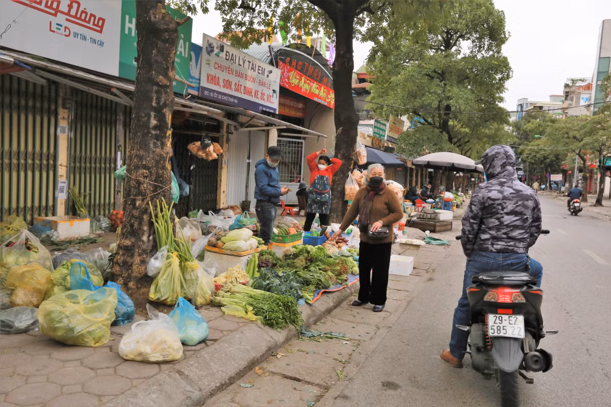 Bên cạnh siêu thị, nhiều chợ dân sinh ở Hà Nội cũng đã mở cửa phục vụ điển hình như chợ Thái Hà, Ngọc Hà hay Đặng Trần Côn...