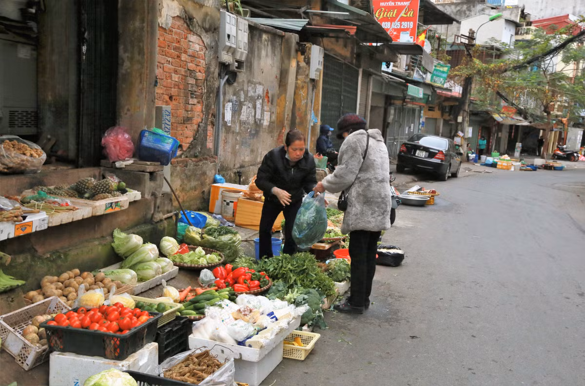 Do giá cả ngày Tết cao nên tôi không dám nhập quá nhiều và cũng chỉ bán chêch đôi chút chứ cũng không dám bán quá cao" - chị Lánh cho biết thêm.
