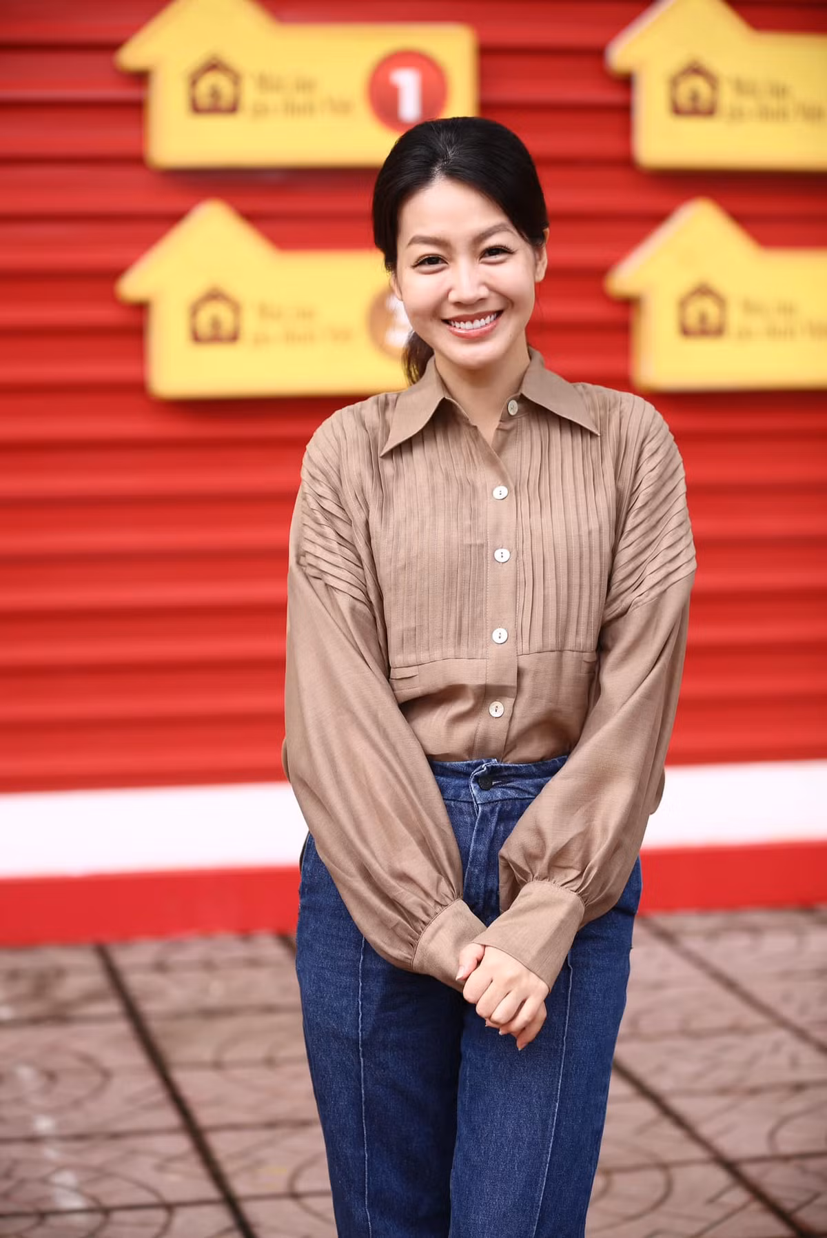 Không tiết lộ danh tính ông xã nhưng nữ BTV Hồng Nhung cho biết chồng rất ủng hộ công việc của mình cũng như cùng cô chăm các con.
