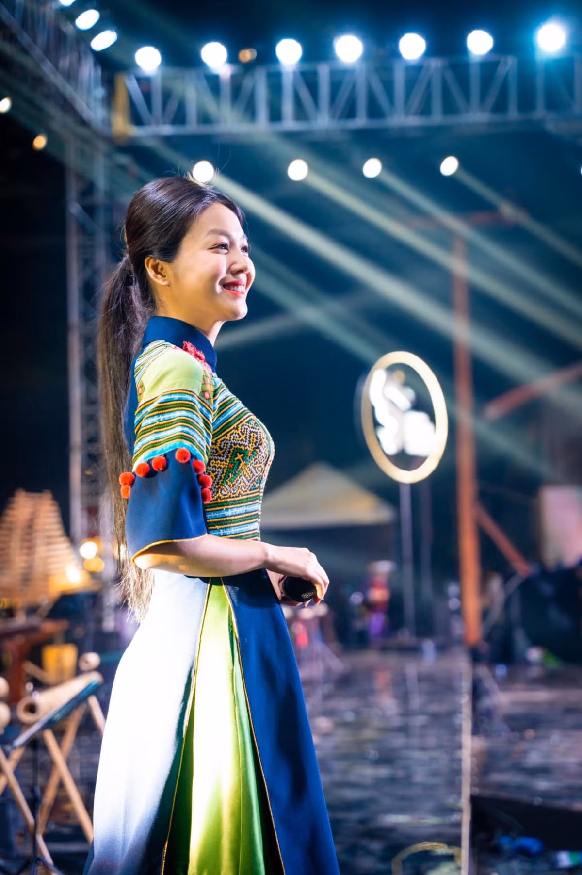 Hồng Nhung là một trong những bóng hồng nhiều lần lọt vào danh sách đề cử "Biên tập viên ấn tượng" tại VTV Awards.
