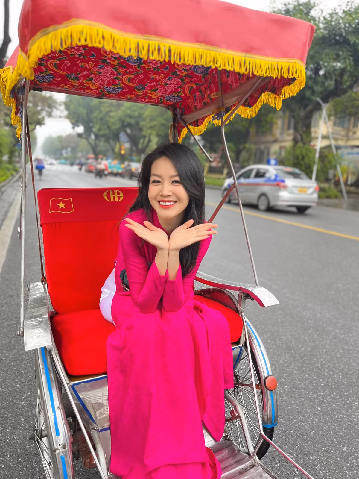 Thời điểm ấy, Hồng Nhung vẫn chưa kịp hiểu "làm truyền hình" là như thế nào nhưng vẫn gửi cho anh sếp ở VTV số điện thoại của mình và nghĩ đó là 1 câu hỏi vu vơ rồi sẽ rơi vào quên lãng.