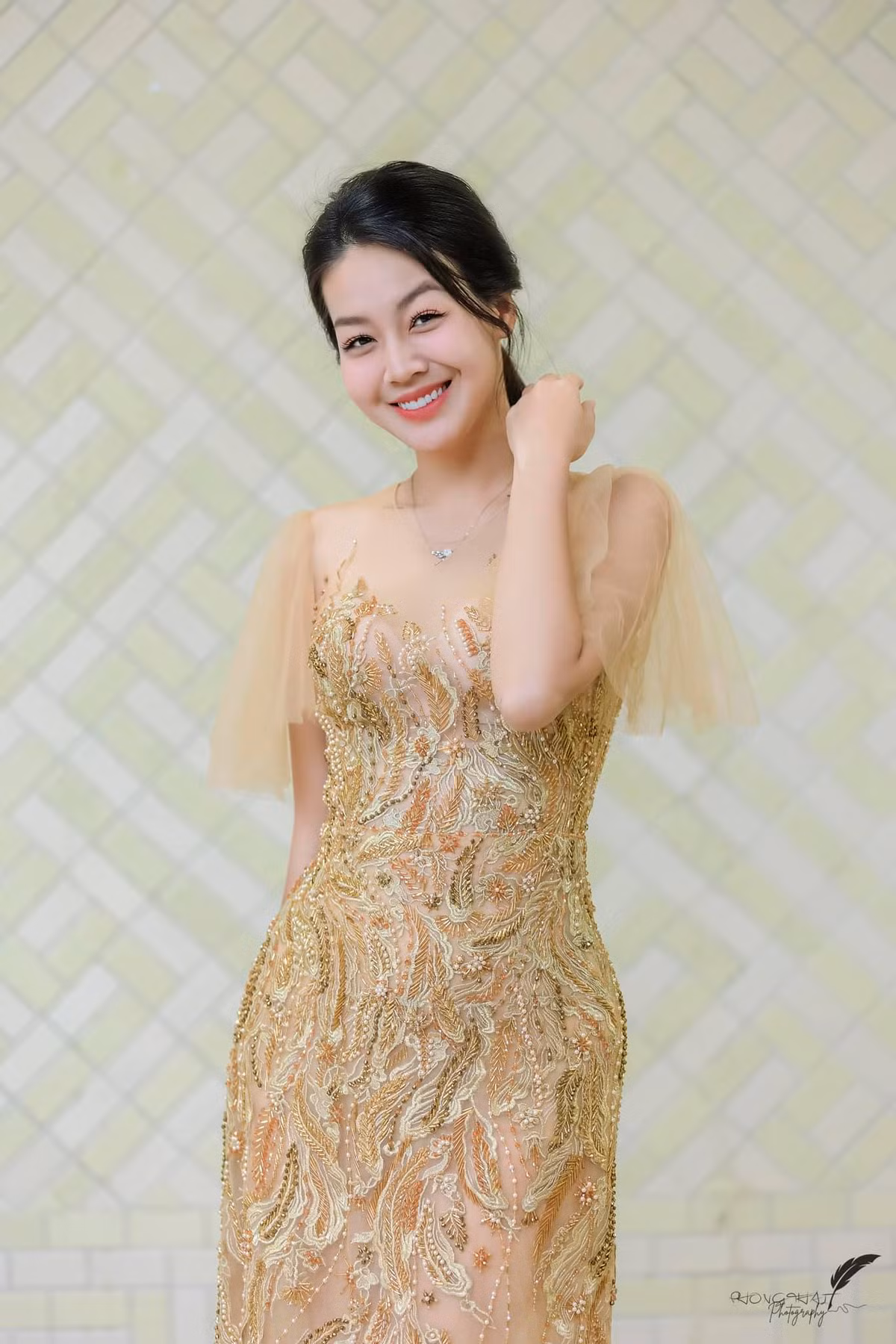 Hồng Nhung sinh năm 1990, có vẻ ngoài được nhiều người khen ngợi xinh đẹp như hoa hậu.