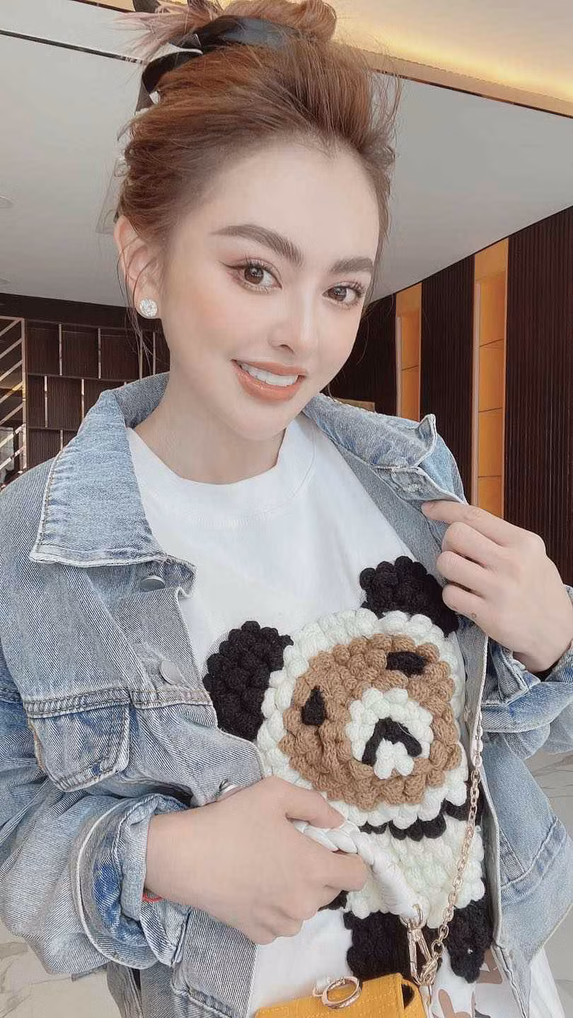 Nhan sắc hiện tại của Trang Nemo đã được cải thiện hơn rất nhiều nhưng nhiều người cho rằng gương mặt người đẹp 9X có phần đơ cứng, thiếu tự nhiên vì phẫu thuật thẩm mỹ quá nhiều.