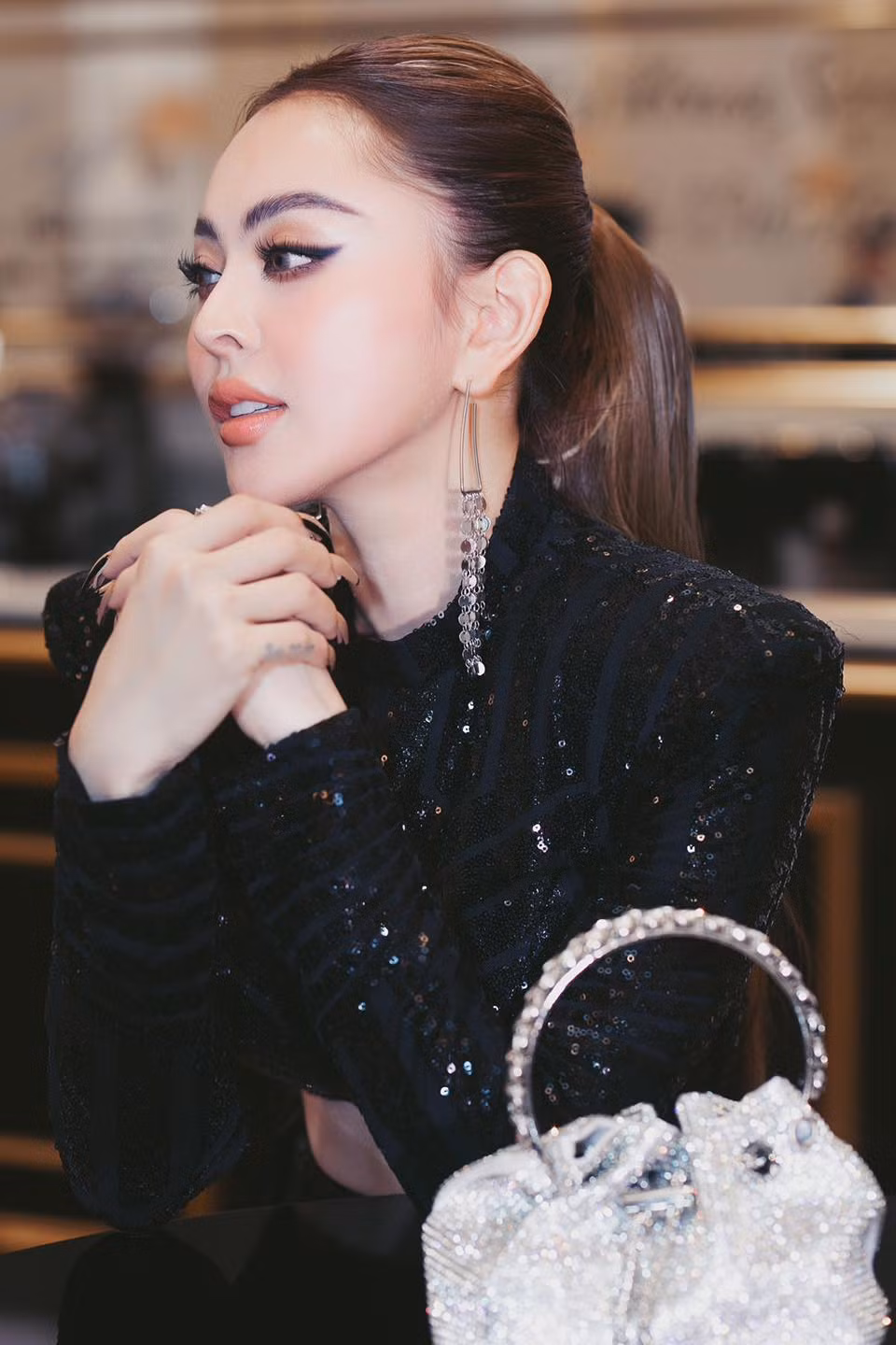 Với gương mặt xinh đẹp, vóc dáng chuẩn cùng tài ăn nói, hot girl Trang Nemo luôn có sức hút mỗi khi livestream bán quần áo.