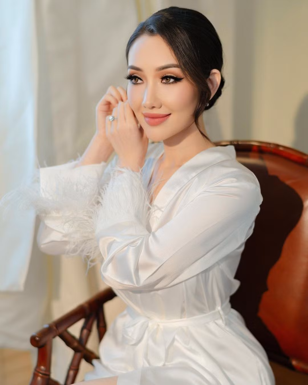 Cùng chung sở thích khám phá, trải nghiệm văn hóa, ẩm thực ở nhiều nơi trên thế giới, Linnie Phan và Jimmy Phan từng cùng nhau đi qua 20 quốc gia khác nhau ở châu Á và châu Âu. Họ quyết định tổ chức đám cưới tại Thừa Thiên Huế vì đây là nơi có nhiều kỷ niệm đẹp với cô dâu Linnie Phan.