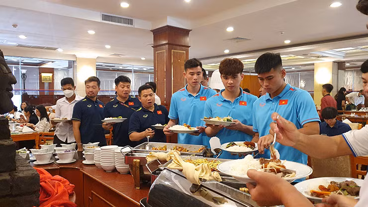 Các tuyển thủ U22 Việt Nam thoả sức chọn món ăn theo khẩu vị mỗi người ở khách sạn tại Phnôm Pênh. Ảnh: Tổng hợp