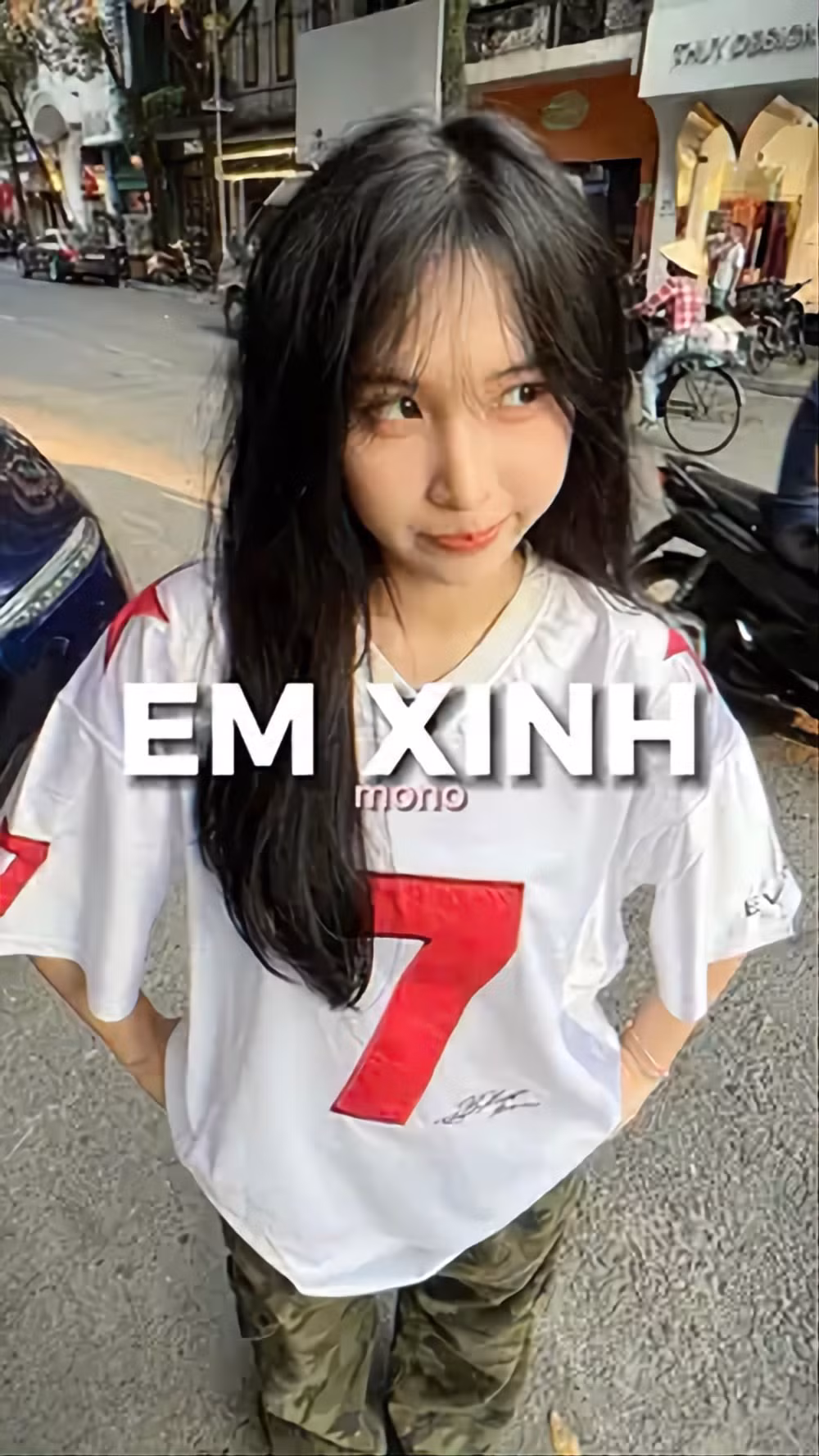 Có hẳn đoạn clip hướng dẫn để các bạn trẻ có thể đu trend "Em xinh".