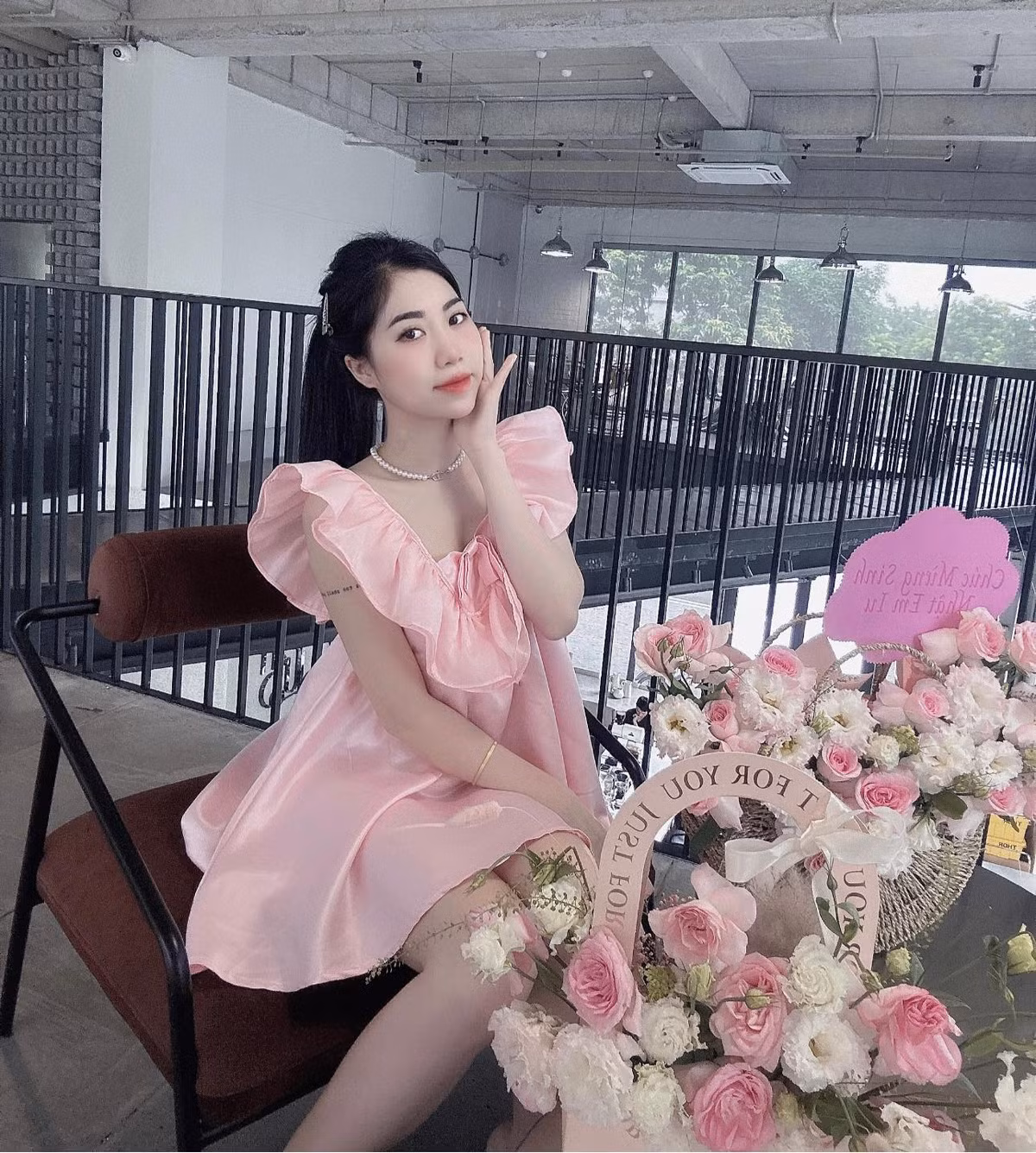 Hơn kém nhau 1 tuổi, Nguyễn Nụ và anh trai rất thân thiết. Cô nàng thường xuyên đăng ảnh anh trai cầu thủ trên trang cá nhân kèm theo những lời trêu đùa hài hước.
