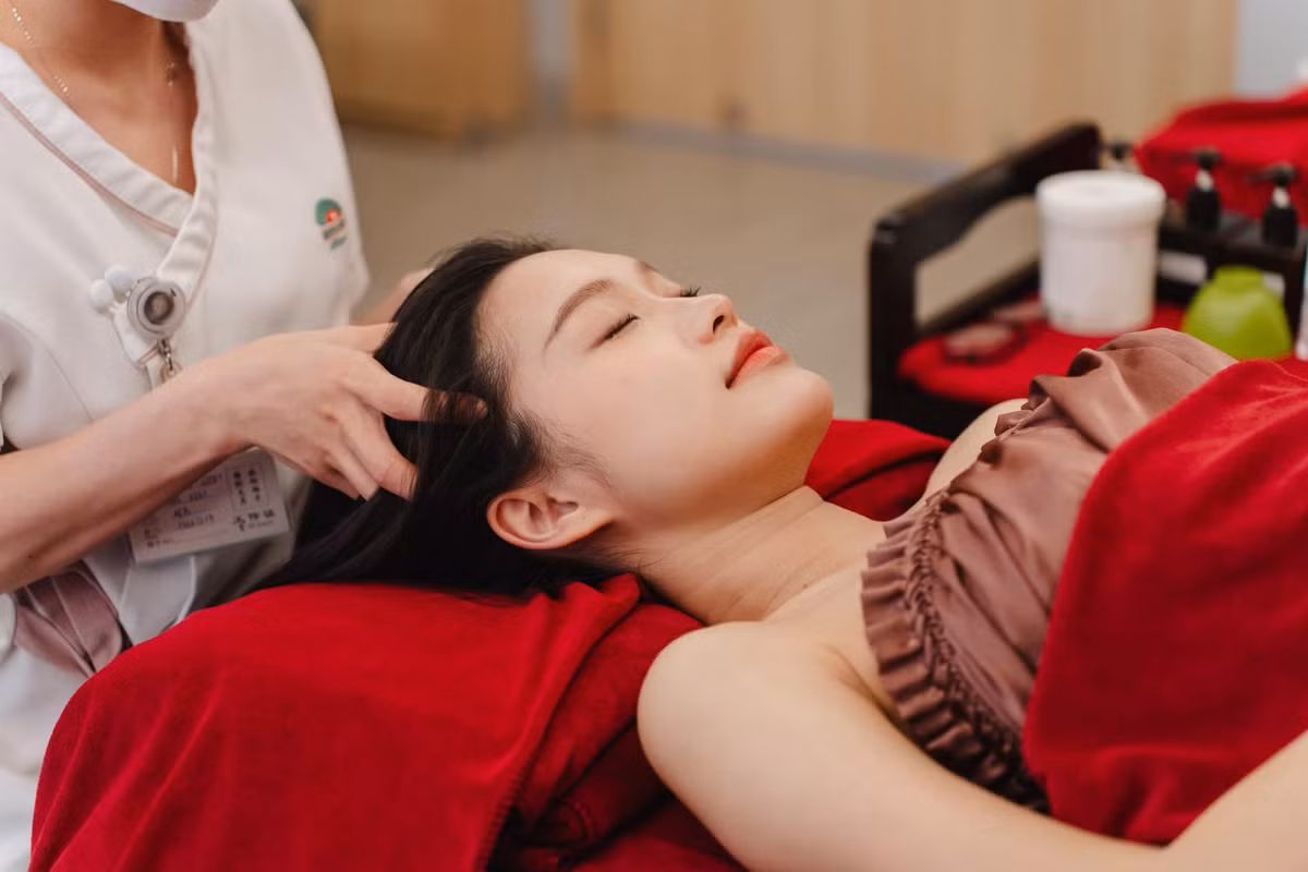 Không những vậy, vợ Đoàn Văn Hậu còn thường xuyên rơi vào tình trạng nhức mỏi cơ vì hay quên uống canxi.