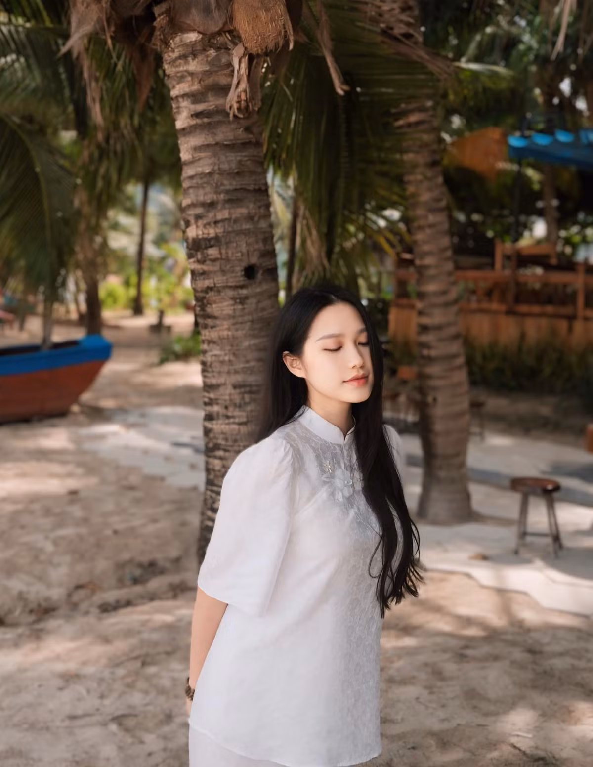 Tại một khoảnh khắc khác, Doãn Hải My còn diện mẫu váy ngắn, tự tin tạo dáng trước gương. Cô để lộ đôi chân dài nuột nà cùng vóc dáng thon gọn, chuẩn chỉnh.