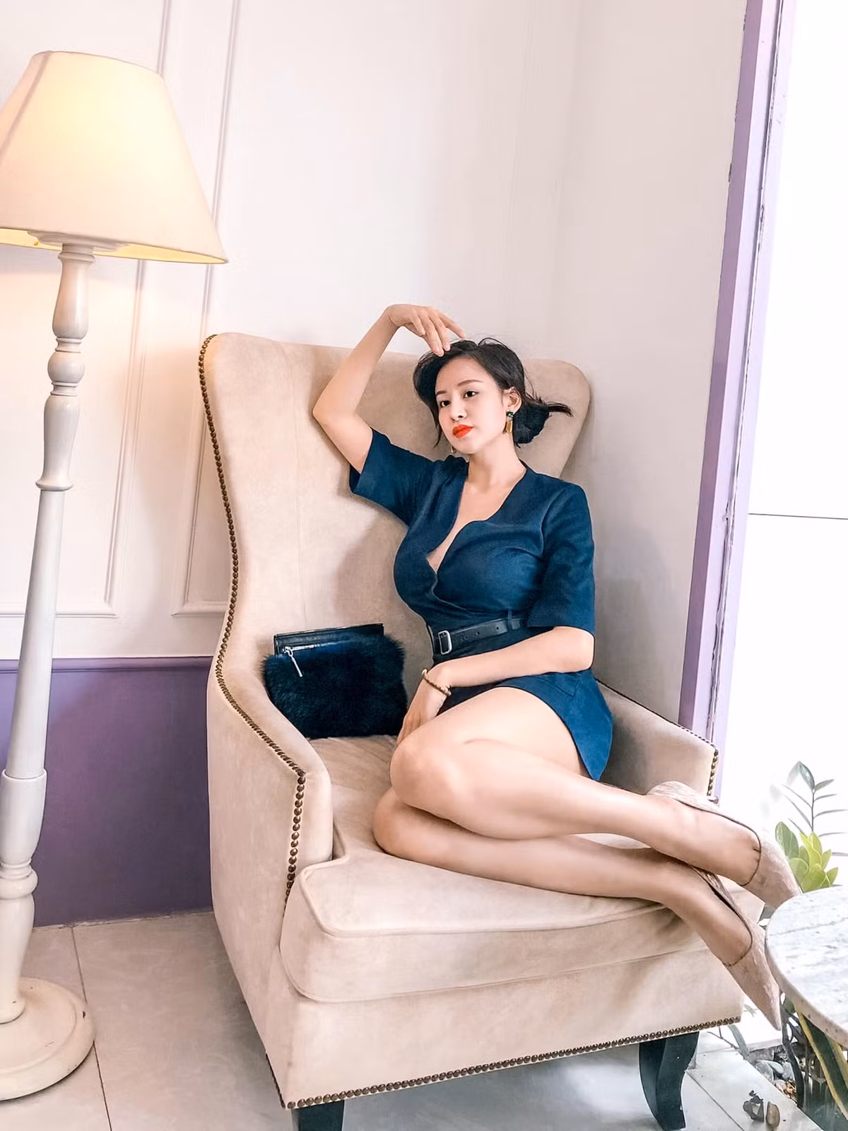 Tạo dáng sương sương trên sofa thôi cũng đủ để bà Tưng gây mê được dân mạng.
