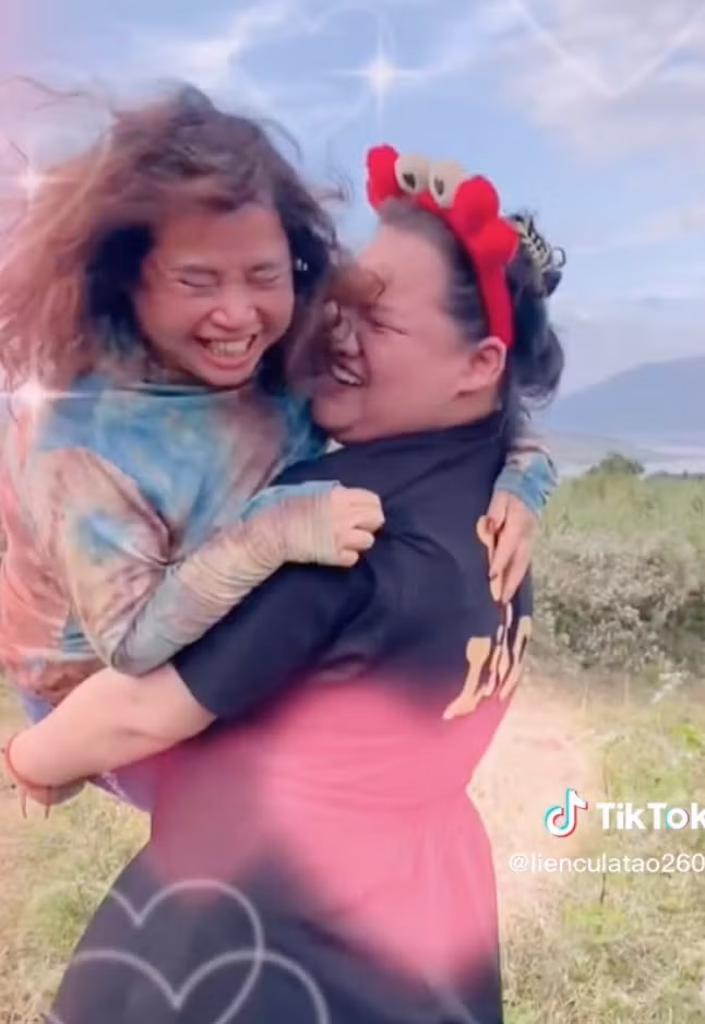 Tuy nhiên, điều mà nhiều người tò mò hơn cả chính là trong đoạn clip chẳng thấy bóng dáng cây xăng nào như Mai Kim Liên từng khoe trên mạng trước đó.