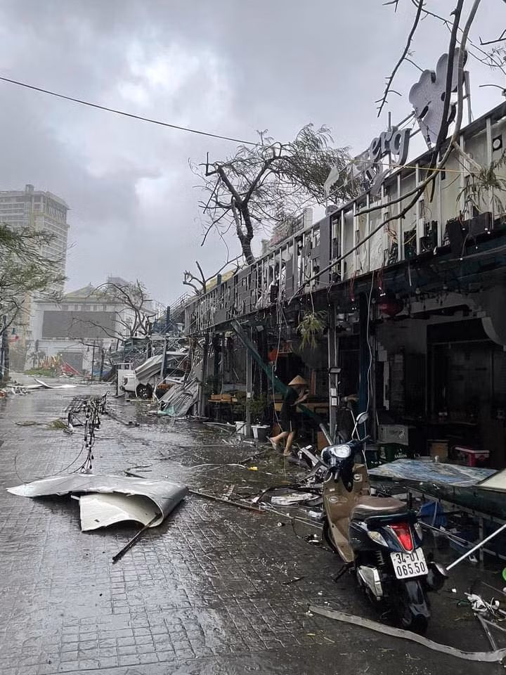 May mắn được nhà hàng hỗ trợ nên gia đình Tuấn không thiệt hại nhiều về vấn đề cỗ cưới. “Nhà hàng hỗ trợ được đến đâu tốt đến đó, tầm này nhà mình không quan trọng chuyện tiền nong, chỉ cần đám cưới thuận lợi, mọi người an toàn”, Tuấn nói.