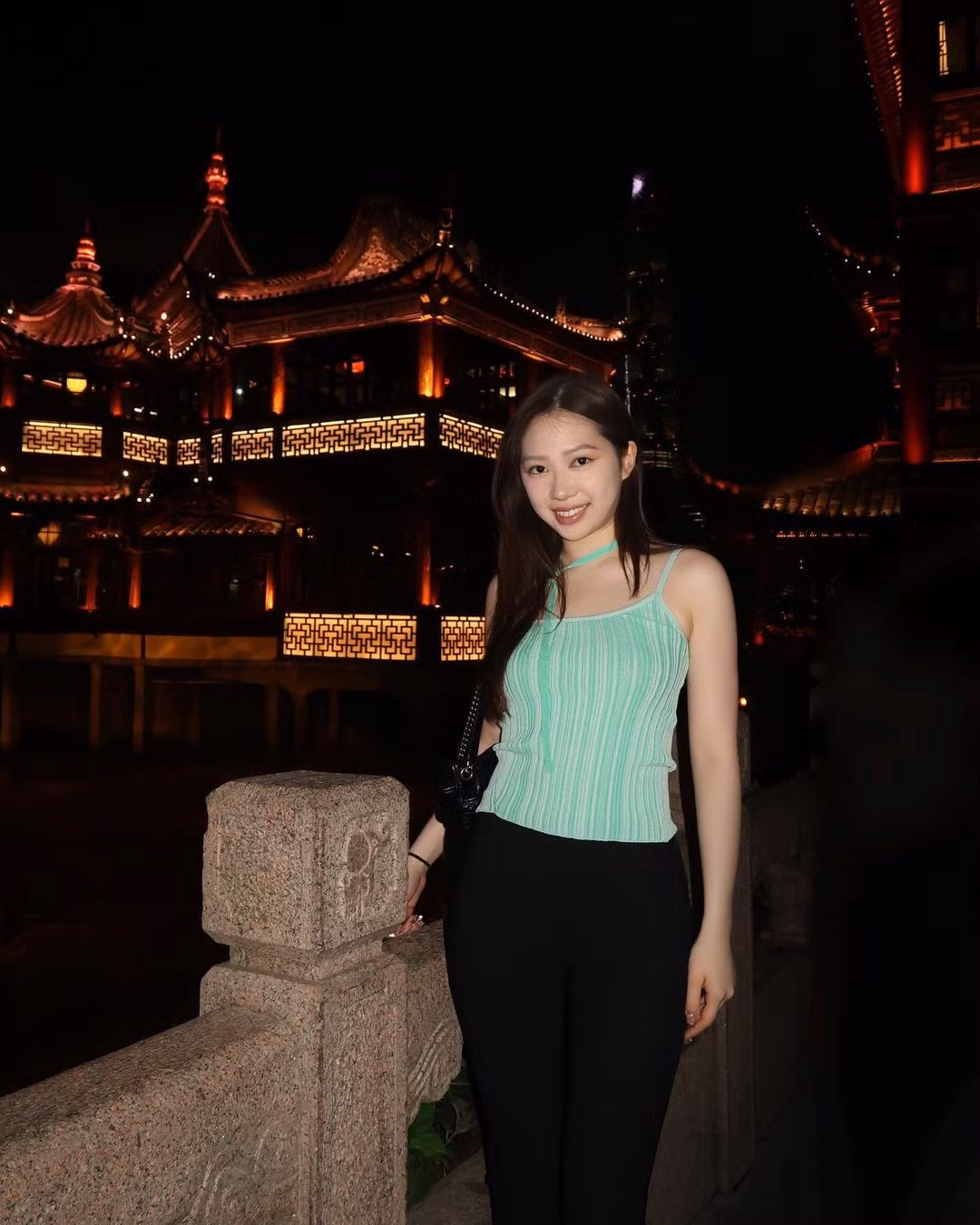 Tuy vậy, ái nữ nhà nam diễn viên "Diệp Vấn" vẫn thu hút lượng người theo dõi đông đảo trên mạng xã hội nhờ nhan sắc và chiều cao khủng lên đến 1m80.