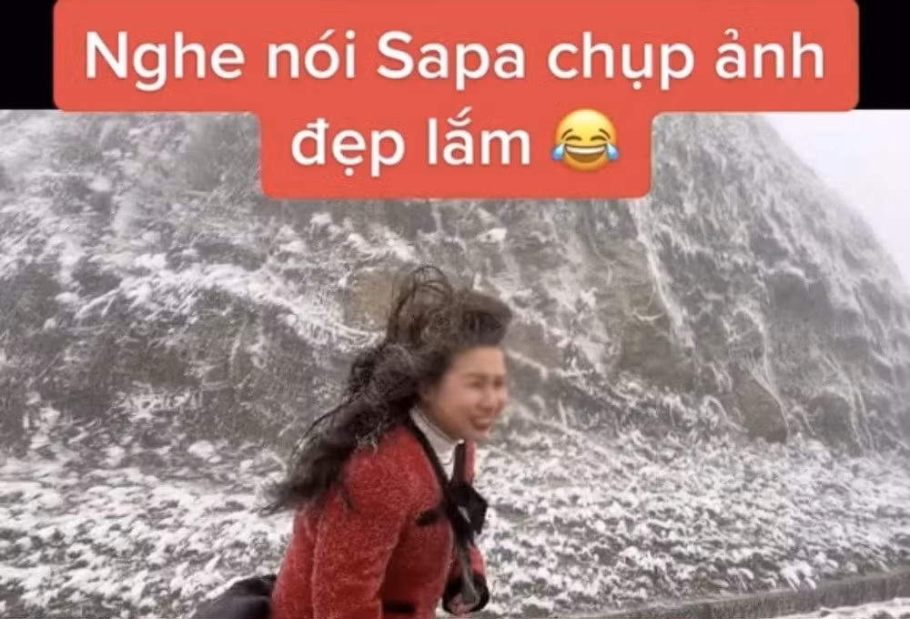 Thế nhưng điều đáng nói là thay vì mặc những trang phục thật ấm áp, cô lại diện váy ngắn, bên trên mặc áo cũng khá mỏng.