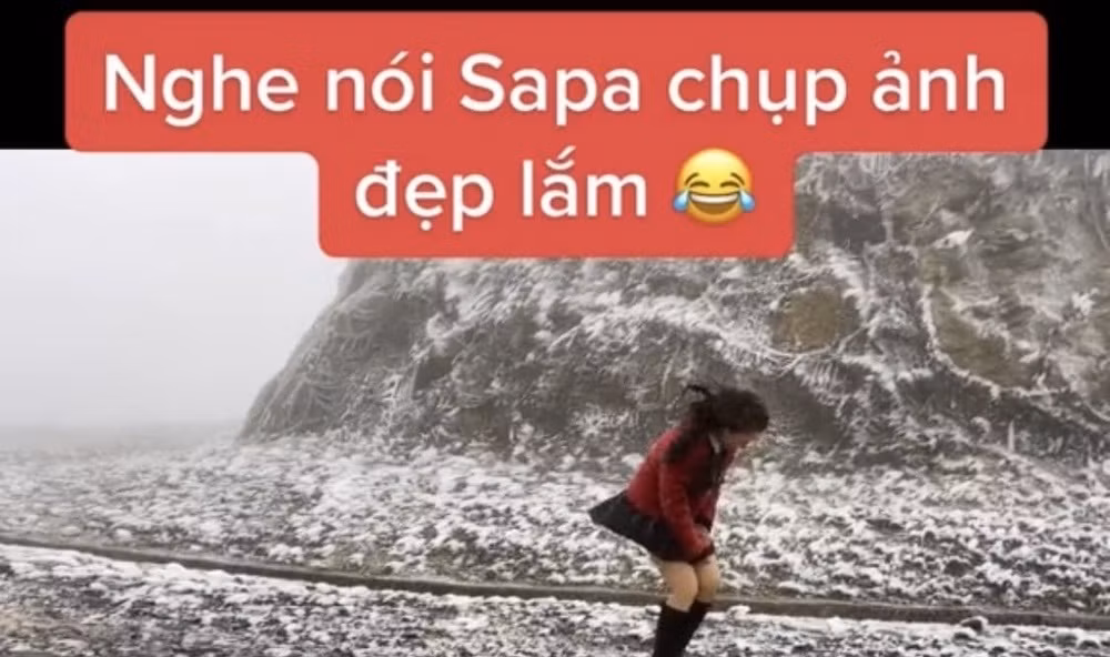 Chưa kể trong clip cũng thấy rõ từng cơn gió lớn thổi khiến cô gái chẳng những phải đón nhận cái rét thấu xương mà còn đi cũng không vững.