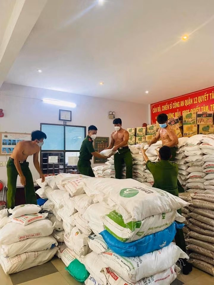 xem loạt ảnh, có người còn đùa rằng, cũng cần cảm ơn cả những người đã chụp lại hình ảnh này, để dân mạng có thể chiêm ngưỡng body rắn rỏi, "cực phẩm" của các chiến sĩ công an.