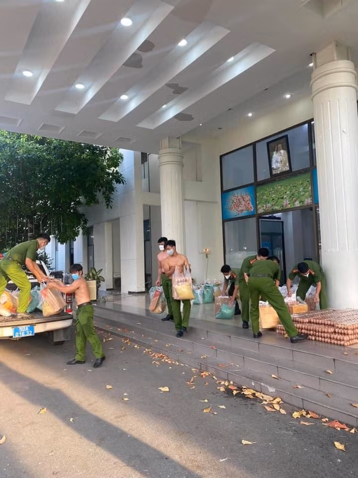 Nhìn vào cơ thể rắn rỏi, cơ bắp cuồn cuộn của các chiến sĩ, có thể đoán được họ đã phải rèn luyện, giữ gìn sức khỏe như thế nào.