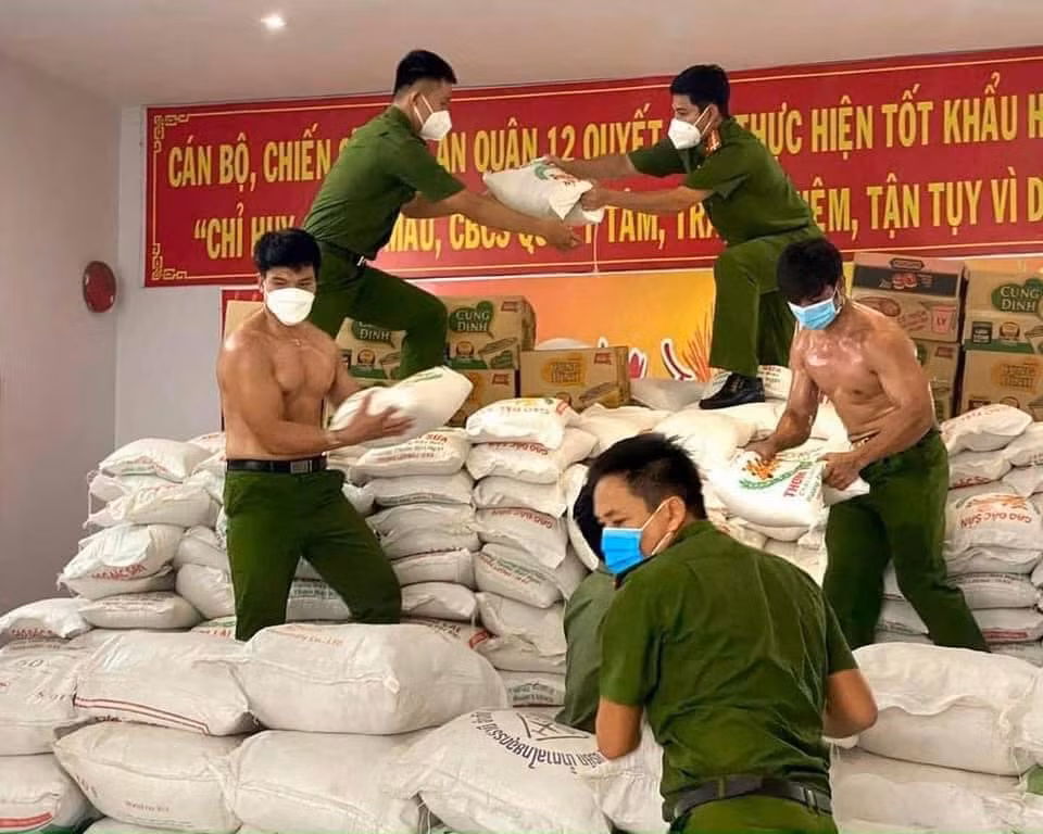 Không hổ danh lực lượng công an nhân dân, đảm bảo an ninh, nhìn vào là thấy cả một "bầu trời" an tâm.