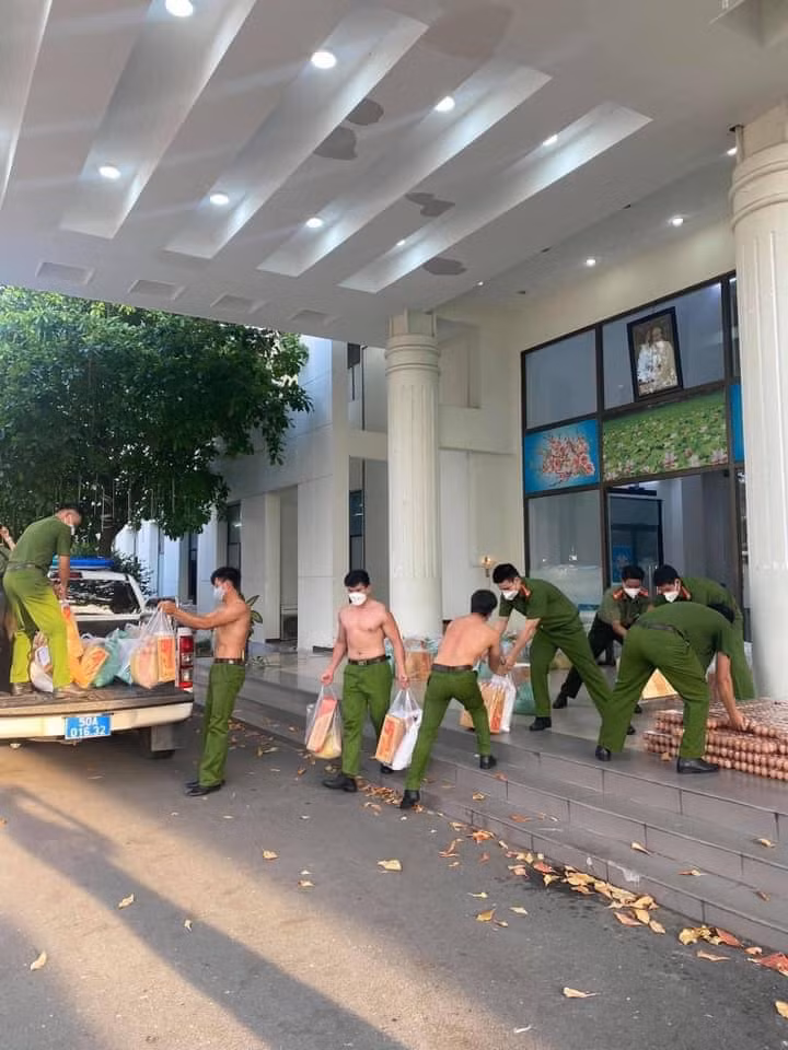 mới đây, dân mạng được một phen "thất điên bát đảo" khi hình ảnh các chiến sĩ công an cởi trần... bê gạo, xếp trứng cho nhân dân.