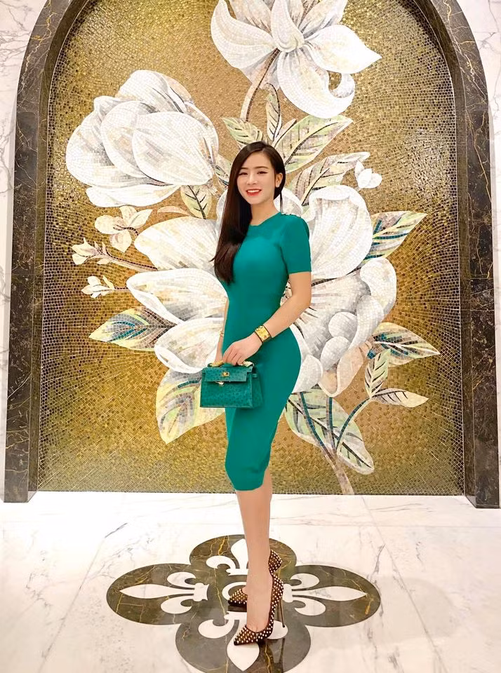 Lan Phương từng thoải mái chia sẻ về việc bản thân đã làm mũi, cằm, định kỳ tiêm chống lão hoá da, truyền trắng...