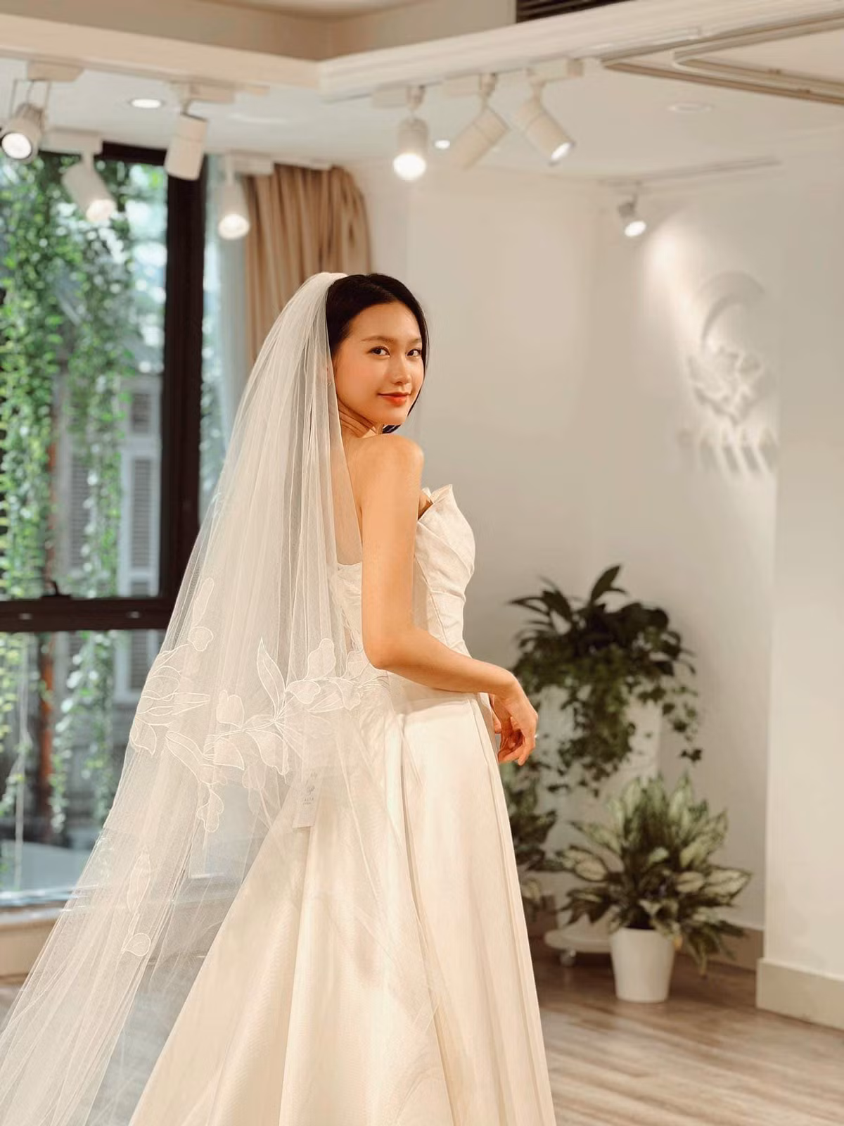 Dẫu vậy, cũng theo lời Doãn Hải My, cô nàng chỉ khoe những khoảnh khắc bản thân xinh đẹp, chỉn chu, còn lúc mệt mỏi đều sẽ giấu đi. Bởi ai cũng muốn bản thân mình xuất hiện với hình ảnh đẹp đẽ trên mạng xã hội.