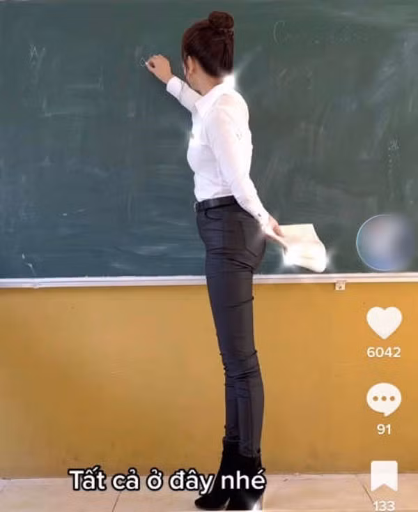 Xuất hiện trong những đoạn clip ngắn triệu view, cô giáo trẻ gây chú ý bởi phong cách ăn mặc công sở, tôn dáng đi dạy học.