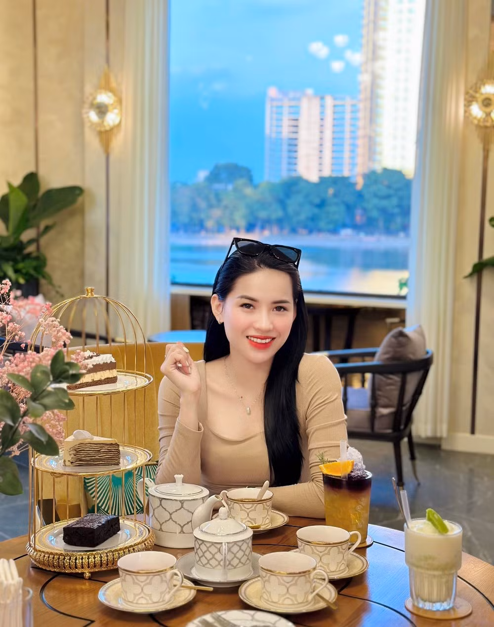 Thời điểm còn bên nhau, cả hai liên tục quay những clip ngọt ngào, tình cảm. Nhờ vẻ điển trai của mình, anh chàng cũng nhanh chóng nhận được sự ủng hộ từ các fan của Hà Linh.