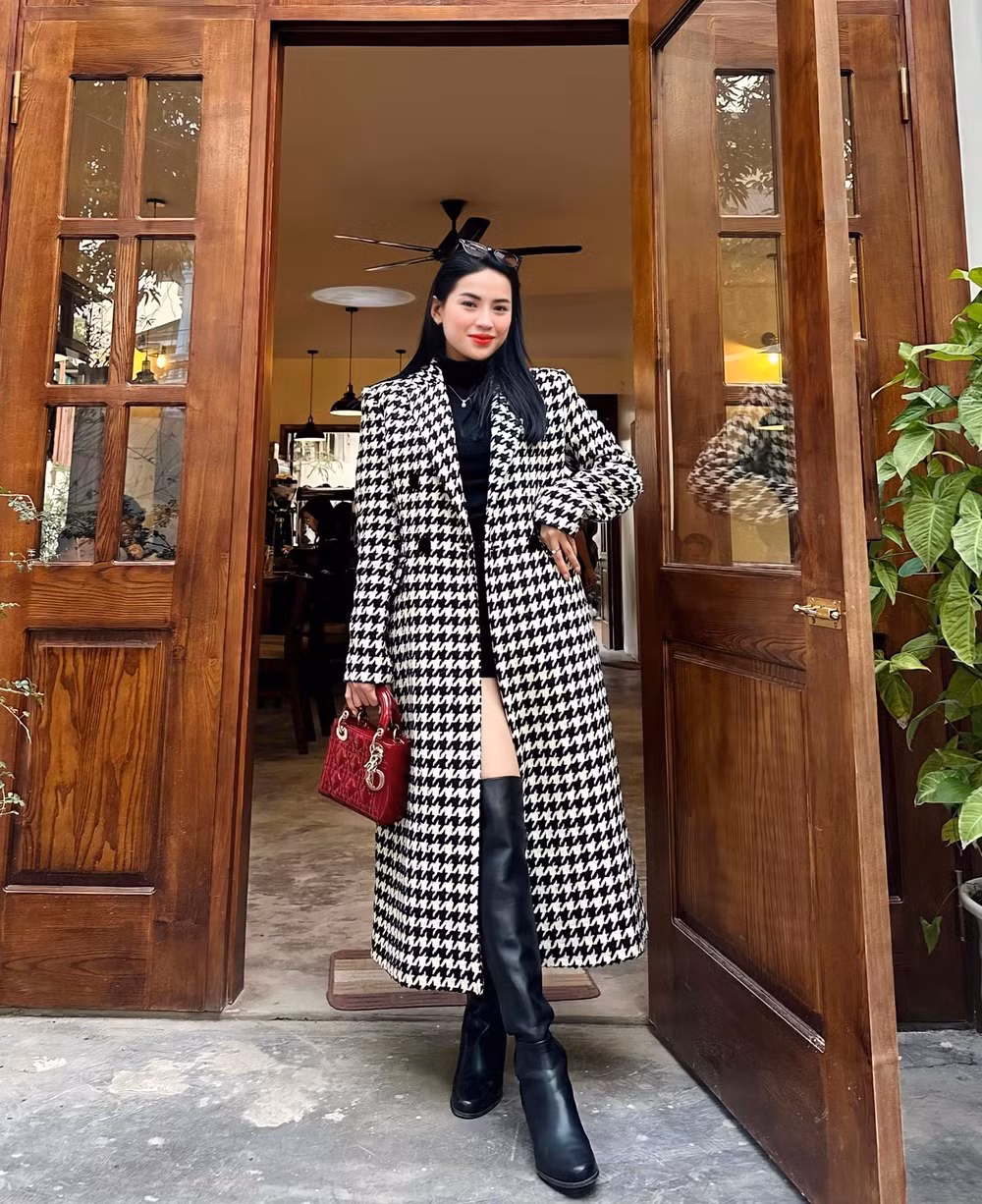  Võ Hà Linh là một trong những beauty blogger Việt nhận được nhiều thiện cảm nhất từ khán giả. Có lẽ cũng vì vậy nên cuộc sống cá nhân của cô nàng rất được mọi người quan tâm.