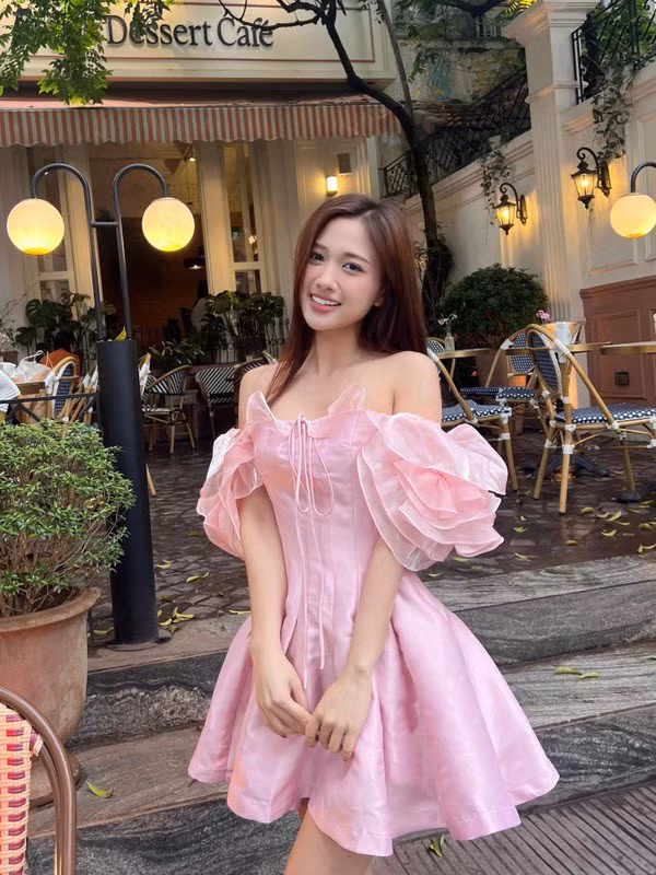 Điểm khiến Thu Hương nhận được nhiều lời khen đó là gương mặt thanh tú, vóc dáng nóng bỏng.
